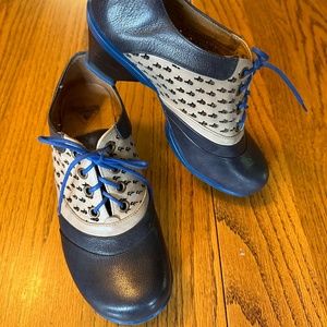 John Fluevog Hopes Promise, Blu & Cream, Women's size 7, Low heels
